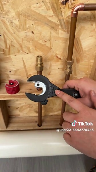 Pipe cutter of all sizes is also a rach for small spaces #tiktokshop #tool#goodtool#pipecutter #TikTokShopBlackFriday