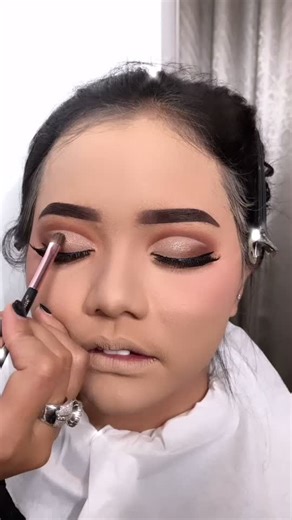 Stunning Cut Crease Makeup Tutorial for Beginners