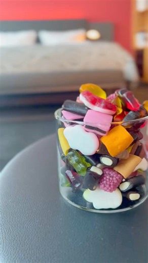 THE MADISON Hotel Hamburg on Instagram: "Junior Suite 620 🏡 Ein kleines Goodie erwartet euch: auf dem Zimmer gibt’s zum Beispiel Äpfel, Hamburger Speck und manchmal auch ein Gläschen Haribo zur Begrüßung. Die frisch renovierte Junior Suite (50 m²) bietet Komfort, Stil und den perfekten Rahmen, um in Hamburg anzukommen, zu entspannen und besondere Momente zu erleben. 💛 #themadisonhotel #hamburg #imherzenderstadt"
