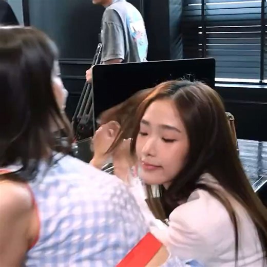你们都是这样一起看剧本的嘛