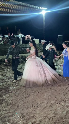 Bailando en la Lluvia: Fiesta de XV Años en Monte Escobedo
