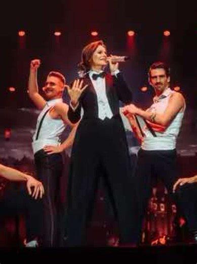 Ein Blick zurück auf die letzte Tour und auf ein Outfit, das mir besonders in Erinnerung geblieben ist. ❤️ Der Frack, der bei Simsalabim fällt und das rote Kleid darunter. Energie, Überraschung und Bühne – ein echter Zaubertrick-Moment. ✨ Welches Outfit war euer Favorit? #andreaberg #lieblingsoutfit #tour