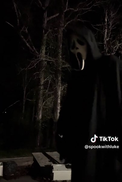 Red right hand 🔪#horror #slasher #scream #ghostface #cosplay | Ghostface Scream