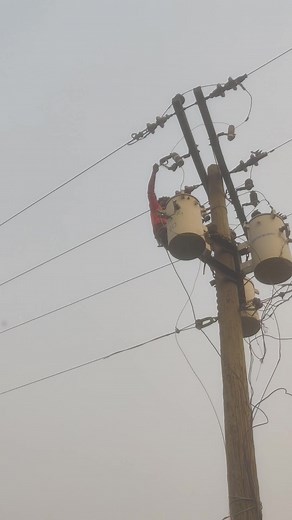 এ কি ভুল করে বসলো দেখুন #viralreelsfb #electricwork #electricity #transformers #Lineman #linemanlife #বিদ্যুৎ #বিদ্যুতেরকাজ | Utility Titans
