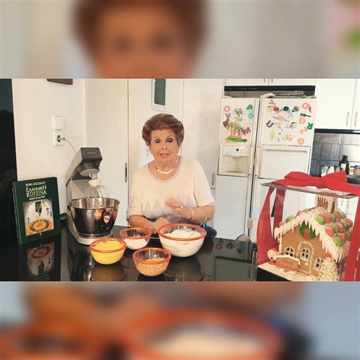 Vefa Alexiadou Tribute on Instagram: "Το Μυστικό του Κουραμπιέ!Κουραμπιέδες Πολίτικοι της Βέφας που δεν συγκρίνονται με καμία άλλη συνταγή. Δείτε το πλήρες βίντεο της συνταγής στο YouTube @vefaalexiadoutribute – link στο bio! ❤️ ➡️ Βρείτε περισσότερες συνταγές στο νέο site που φιλοξενεί πάρα πολλές συνταγές της αγαπημένης μας Βέφας https://bit.ly/3XZ316Z ❤️ #VefaAlexiadou #VefaAlexiadouTribute #ΣυνταγέςΒέφας #TraditionalRecipes #GreekCuisine #ΜεσογειακήΚουζίνα #FoodLovers #Foodie #EasyRecipes #V