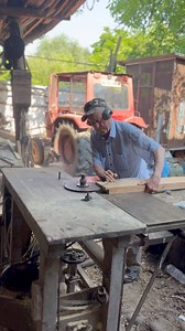 215K views · 5.1K reactions | #Bunicul_mester TEXAUR UMAN VIU 92 de ani Pentru ca am primit atâtea cuvinte de laudă la adresa bunicului la video anterior, (vă mulțumesc)astăzi l-am surprins din nou lucrând. Vă arăt și vouă și l-am întrebat chiar pe el câți ani are , pentru ca multora nu v-a venit să credeți 殺 #bunicul #tataia #mesterpopular #GeneratiaDeAur #NECULAI_COMANECIU | Gabriela Comaneci Oficial | Facebook