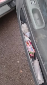 Pentru că suntem răciți cu toții și nu putem ieși din casă, am zis să comandăm ceva de mâncare prin Glovo. Am ales un restaurant apropiat pentru un timp de livrare cât mai mic și pentru a evita aglomerația din zona centrală. Am putut observa cum se apropie curierul pe hartă, dar apoi a virat în direcția opusă, exact spere aglomerația din centru, așa că am sunat la numărul din aplicație. Mi-a răspuns curierul, o tânără care mi-a zis că mai are de dus o comandă și de aceea s-a dus în acea direcție