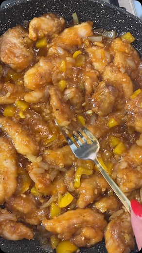 Viktoryia Ivina on Instagram: "#рецепты #курицавсоусе Куриное мясо в кисло-сладком соусе Ингредиенты: • Куриное мясо – 500 г • Сладкий перец – 1 шт. • Лук репчатый – 1 шт. • Чеснок – 2 зубчика • Крахмал – 2 ст. л. • Растительное масло – для жарки • Соль, перец – по вкусу Для соуса: • Соевый соус – 3 ст. л. • Кетчуп – 3 ст. л. • Мед – 1 ст. л. (или сахар – 1 ст. л.) • Рисовый уксус или яблочный – 2 ст. л. • Вода – 100 мл • Крахмал – 1 ч. л. Приготовление: 1. Филе нарезать кубиками или полосками, 