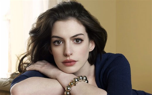 【中字】安妮海瑟薇采访：回忆经典成名作《公主日记》