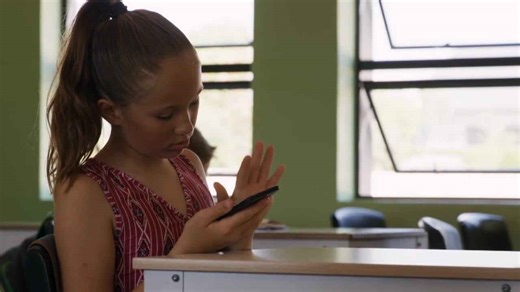 How does VDOE cell phone guidelines work in school emergency?