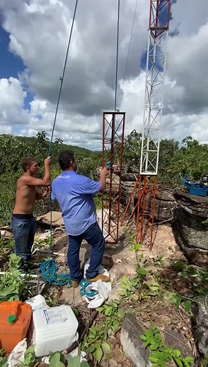 eu e o meu parceiro casca de bala 🤝🏽🇧🇷 #tecnico #telecom #loucosdatelecom #deltanet #trabalho #altura