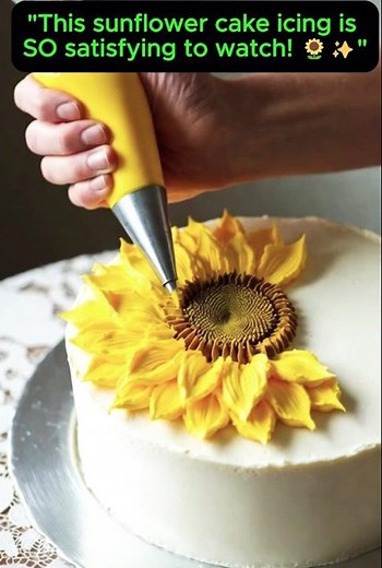 Watch This Sunflower Cake Come to Life in 6 Seconds! 🌻🎂 The Icing Trick You NEED to Try!