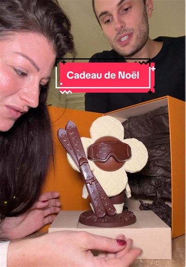 J’ouvre mon cadeau de Noël 🎁 !! Je suis choquée je m’attendais pas à ça !! Merci @Léonard Mazzara pour cette Vivienne au ski, tu me connaît vraiment trop bien 😍 #noel #cadeau #louisvuitton #chocolat #foodies