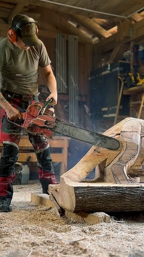 5.6K views · 35 reactions | #chainsawcarving #wood #lumberjack #lärche #meiringen #haslital #berneroberland #schweiz #holzarbeiten #nature #chainsaw #winter #skulptur #holzkunstwerk #stihl #sommer #alpen #homelite #homelitechainsaw #oldschool #trex #chainsaw | Rieder Holz und Kunst | Facebook
