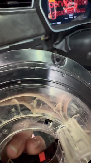 Wymiana taśmy zwijak w kierownicy Tesla Model S | EV Repair Garage | Facebook