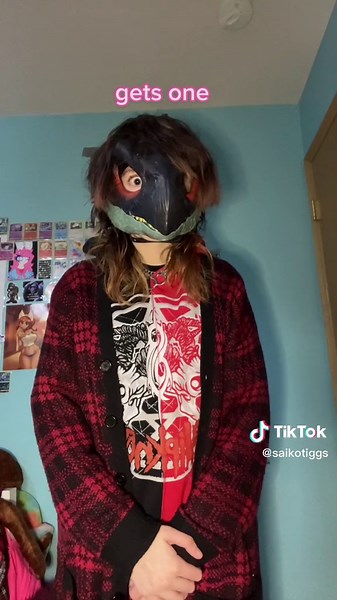 I spotted three in stores and couldnt resist not getting one, and now i understand the hype #fursuit#dinomask#furry#fursuiter#raptormask#furrymask#furryfandom