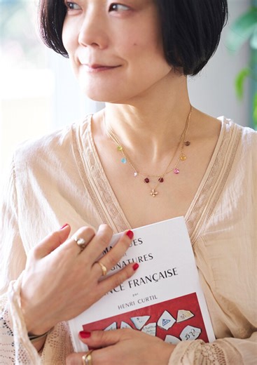 大人こそ色石のネックレスで血色と幸福感を！「８種の天然石がきらめく限定ジュエリー」パリの井筒麻三子さんのコーデは？【ルボンボン×GOROGORO BOUTIQUE】