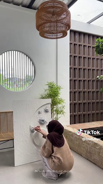 Finishing lukisan texture hasil scrolling pinterest✨🥹 Niatnya mau bikin texture bulan, tapi diliat2 kok lebih mirip bisul pecah 🤣 Tapi buat pemula kayak kita not bad la yaaa👌🏻😂 #arttexture #texturepainting #hiasandinding #diyproject #homedecor