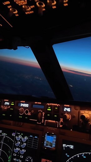 ✈️ on Instagram: "Habt ihr schon mal ein Cockpit am Boden von innen gesehen?✈️ #fliegerei#pilot#flugzeug#cockpit#start#abflug#anflug#landung#flughafen#marsaalam#frankfurt"