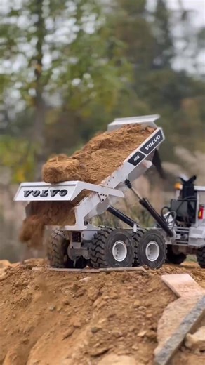 215K views · 4.5K reactions | Looking for a powerful and realistic RC truck? The Metal 1/14 Hydraulic Lifting RC Articulated Truck 66 Dumper Tipper !  With hydraulic steering, brushless power, and a realistic 6*6 drive mode, this truck is built for serious RC enthusiasts. #RCCars #HydraulicTruck #RCModels #XDRC #RTRModel #RCCollectors #BrushlessPower | Toucanhobby | Facebook