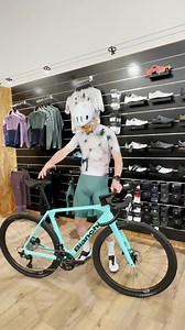 NOUVEAUTÉ ! Le Bianchi Impulso Pro est arrivé chez TRI4FUN ! 🤩 Ce gravel All-Road est un vélo rigide, ultra-dynamique qui sera aussi bien performant sur des chemins accidentés que sur la route. 🚴 Le cadre est composé exclusivement en Fibre de Carbone de très haute qualité. 🚀 Il est équipé d'une transmission GRX 820 hyper polyvalente afin d'obtenir le meilleur rendement possible. ⚡ Si vous êtes à la recherche d'un vélo polyvalent, réactif et qui vous offrira des sensations à la hauteur de vos 