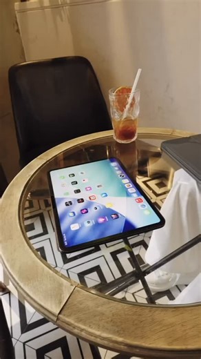 Blu Mond on Instagram: "ESR Shift Series Keyboard Case është tastiera që i duhet iPad-it tënd për ta kthyer në një mini-laptop të vërtetë – elegant, praktik dhe gati për çdo moment. Cmimi: 85€🏷️ 💼 Për punë, shkollë, udhëtime, kudo. 📐 Qëndrim i rregullueshëm për çdo pozicion. 🛡️ Elegant, i qëndrueshëm dhe super i rehatshëm. ✨ Thjesht vendose, lidhu dhe jeto ditën me më shumë stil e efikasitet Gjendje per *iPad 9th/10.2(2019,2020,2021)-70 euro/ *iPad10th gen/A16 11th gen-85 euro *iPad Air 13"(