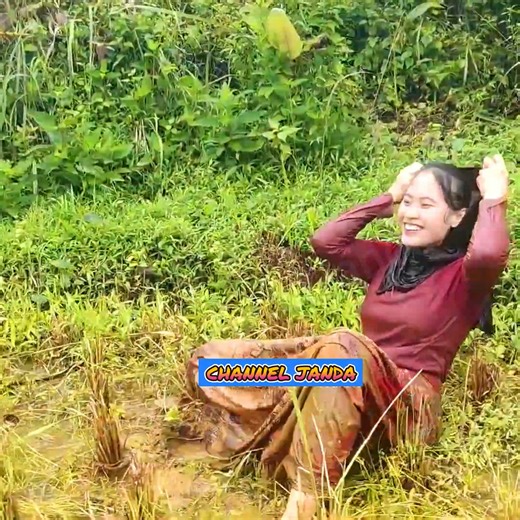 10K views · 119 reactions | Serunya Janda Main Basah-basahan Di Sawah❗Bikin Betah Melihat Indahnya Pemandangan Di Desa  | Channel Janda | Facebook