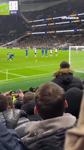 Tottenham-Fans bewarfen Palmer mit Gegenständen, aber er brachte sie zum Schweigen 🤫 | Cracks im Sport