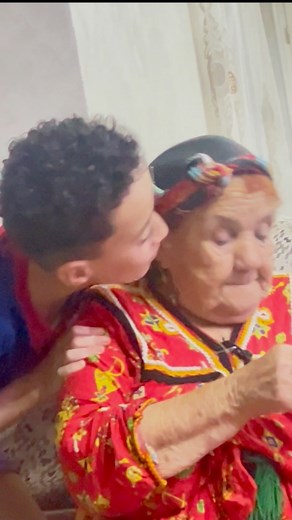 La grand-mère adore offrir des cadeaux à ses petits-enfants, pour leur montrer à quel point elle les aime. | Na L'djouher