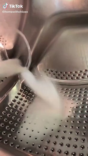 Cleaning out the drum in the washing machine 💃 #cleantok #homewithchloex #satisfyingclean #asmrclean