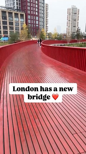 Londonist on Instagram: "And she’s a sinuous beauty 🐉 The Boardwalk Bridge, designed by Asif Khan (the starchitect behind designs for the new London Museum) meanders over the Canada Water dock & was officially opened on 2nd November 2024"