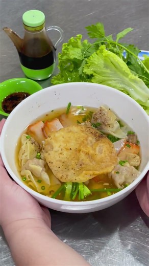 ✨🍜 Mời cả nhà cùng xem thử cận cảnh tô mì hoành thánh của Chính Ký Mì Gia