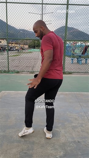 Armada com Martelo é, na verdade, uma finta da armada para surpreender com o martelo — um golpe poderoso e de difícil defesa. 💥 Parece complicado, mas quando você domina o básico, especialmente o giro do pé e do quadril, tudo começa a fazer sentido. | Capoeira Movies