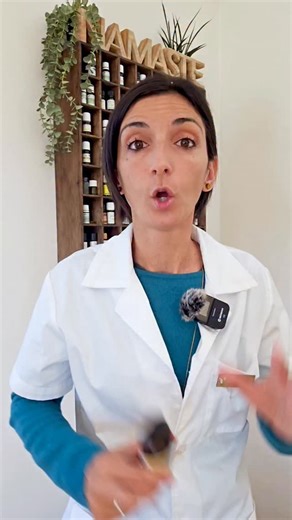 🌿 Eucalyptus : attention, ils ne se valent PAS tous ! Radiata, globulus, smithii… Derrière un même nom se cachent des usages, des bienfaits et surtout des contre-indications très différentes ⚠️ Dans cette vidéo, je t’explique comment ne plus jamais te tromper d’eucalyptus, lequel choisir pour l’hiver, pour les enfants, pour les bronches, pour les sinus… et surtout lequel éviter selon ton profil. 👉 Parce qu’une huile mal choisie peut être inefficace… voire dangereuse. 👉 Et parce qu’en santé na