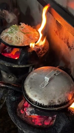 Bánh xèo món ẩm thực đường phố phải thử khi du lịch Việt Nam
