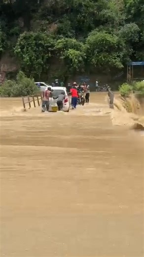 Ku Rumphi sikuli bwino. A Malawi manoeuvering on crossing the bridge dangerously | Zochitika Pa Mpanje