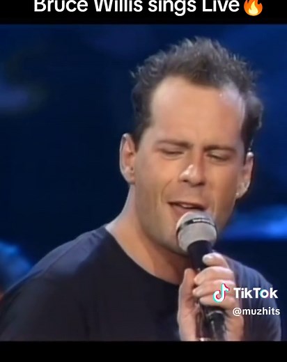 Bruce Willis Sings 'Under the Boardwalk' Live