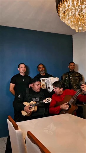 Jairo Enos Alves Bezerra on Instagram: "✨ Você não é mais quem era! Em Cristo, o passado não te define, os erros não te prendem e a culpa não te governa. Quando Jesus entra na nossa vida, Ele não reforma — Ele faz tudo novo! 🔥 Velhos hábitos ficam para trás 🔥 Velhas dores são curadas 🔥 Uma nova história começa 📖 “Assim que, se alguém está em Cristo, nova criatura é; as coisas velhas já passaram; eis que tudo se fez novo.” (2 Coríntios 5:17) Se você está em Cristo, viva como quem nasceu de no