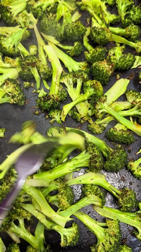 Crispy roasted broccoli that actually tastes good 🥦✨ Simple, cozy, and packed with flavor. Recipe Ingredients * A small to medium amount of broccoli, washed, well-drained, and chopped into small bite-size pieces * Olive oil (enough to lightly coat the tray and broccoli) * Salt & black pepper * ~1½ teaspoons minced garlic * Light dusting of curry powder * Small pinch of chili powder (optional) * Fresh lemon juice, to finish Instructions 1. Preheat oven to 450°F. 2. Lightly coat a baking tray wit