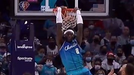 Montrezl Harrell finishes off half-court alley-oop with reverse slam