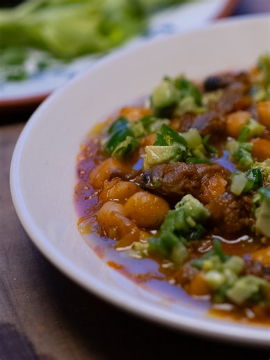 🦪 Garbanzos con zamburiñas y aliño bestial | Gipsy Chef 🦪 El que diga que no cocina garbanzos porque no tiene tiempo está a puntito de quedarse sin excusa! Deja que cocinen las legumbres por tí y céntrate en darles power!!! El invierno se resiste a dejarnos, dale caña a golpe de cuchara y se feliz!! Ingredientes: Ajo Bote de garbanzos Pimiento verde Brotes tiernos de apio Perejil fresco Aguacate Cebolla frita Latas de zamburiñas en salsa de vieira Vinagre de Jerez Sal Azafrán Pimienta negra AO