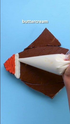 Transform a basic cake into a swimmingly sweet clownfish! 🐠🎂