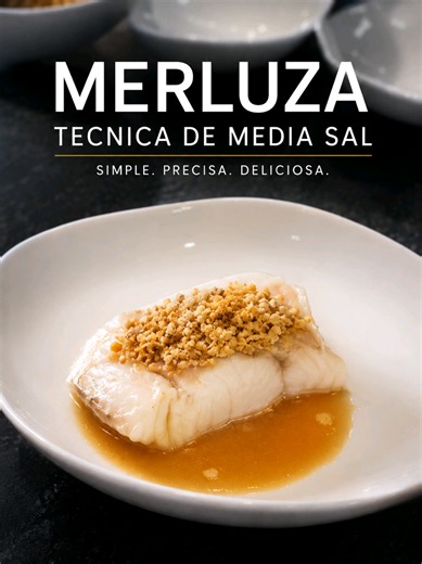 Hay pescados que cambian completamente cuando entiendes cómo cocinarlos. Esta merluza la hacemos con una técnica muy simple: sal gruesa sobre la piel, unas gotas de agua y horno fuerte. La piel se despega sola. La carne queda nacarada. Y casi no necesita manipulación. Después: un buen caldo y un crujiente. A veces la diferencia no está en hacer más cosas. Está en tocar menos el producto y entender mejor el punto. ¿Habías visto alguna vez esta técnica de “media sal”? #Merluza #CocinaProfesional #