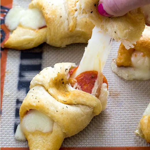 These PIZZA STUFFED CRESCENT ROLLS make the very best after school snack, dinner or appetizer! You won't be able to get enough of them! PRINTABLE RECIPE HERE: https://therecipecritic.com/2016/04/pizza-stuffed-crescent-rolls/ | The Recipe Critic