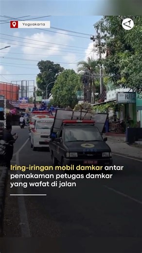 Iring-iringan mobil damkar antar pemakaman petugas damkar yang pingsan di jalan