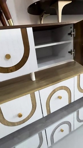 طاولات تليفزيون جديدة بأشكال وأحجام وألوان متعددة
