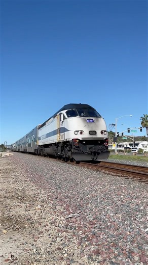 Metrolink 1660 pulling into San Clemente with MP36PH SCAX 896 leading #metrolinktrains #railfanning