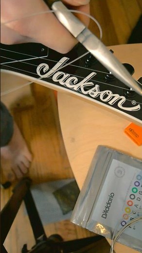 The best way to string your guitar *VERIFIED