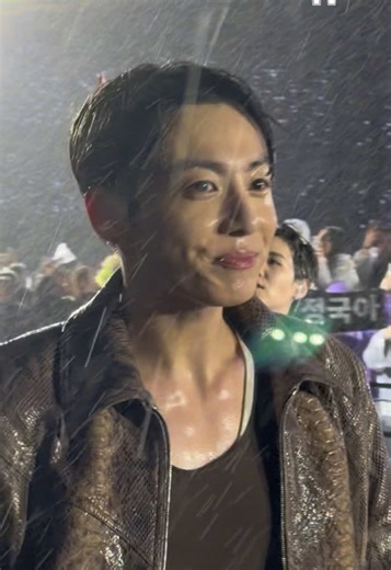 BTS의 월드투어 ‘ARIRANG’이 오늘 베일을 벗었습니다. 내리는 비도 막지 못한 무대를 향한 BTS의 뜨거운 열정🔥 ‘IDOL‘이 흘러나오는 중 가까이에서 마주한 이들의 면면을 공유합니다. #editor_윤다희 - #방탄소년단 #BTS #arirang #idol