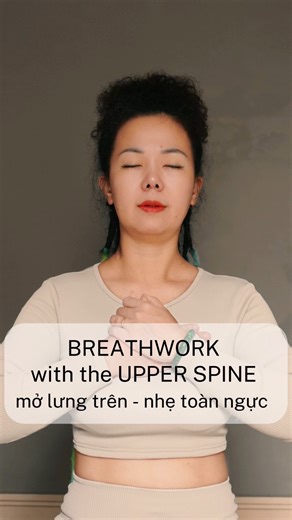 Lưng trên mềm thì hơi thở vào được sâu hơn. Bài này rất tốt cho những ngày tim – ngực mệt. #BUNGHealing #breathwork | Hoàng Vy